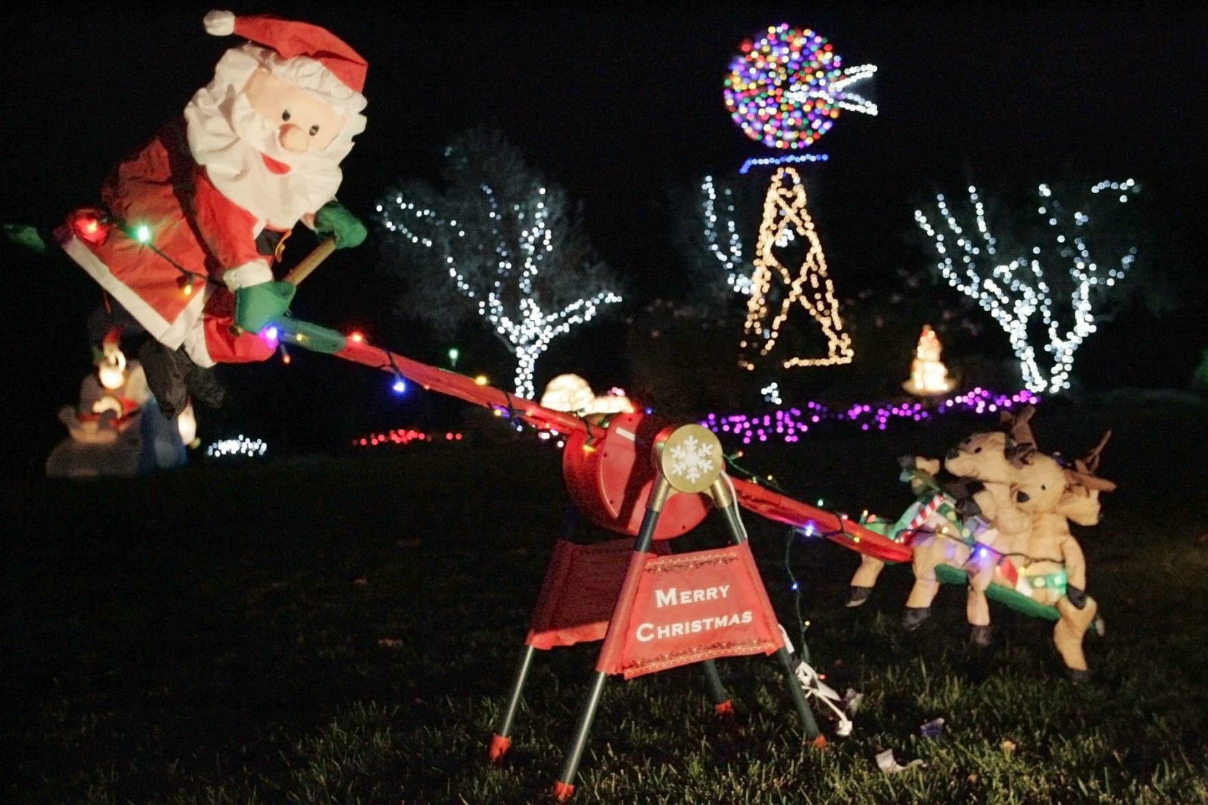 El Centro home lights up the night with Christmas decor